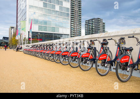 Santander Fahrräder, Fahrradverleih, Queen Elizabeth Park, Stratford, London, UK Stockfoto