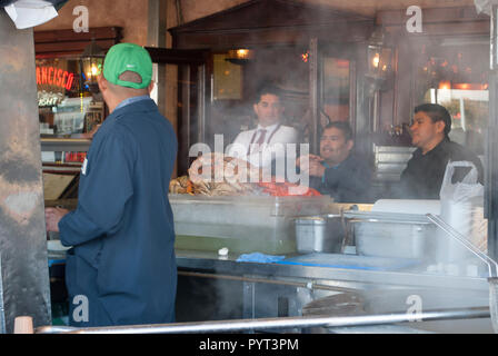 Szene an Street Restaurant mit Koch bereitet frische Krabben, Kellner und Besucher hautnah Stockfoto