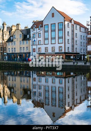 Alte Gebäude in Wasser des Leith mit Pizza Express Restaurant und King's Wark Pub an einem sonnigen Tag, das Ufer, Leith, Edinburgh, Schottland, UK wider Stockfoto