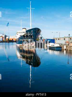 MV Fingal, Ehemalige Leuchtturm Ausschreibung, luxuriöses 5 Sterne floating Hotel in Leith Docks, Edinburgh, Schottland, die konvertiert wird, UK mit Wasser Reflexionen Stockfoto