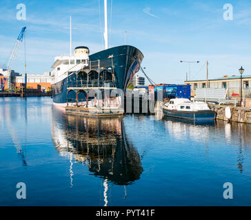 MV Fingal, Ehemalige Leuchtturm Ausschreibung, luxuriöses 5 Sterne floating Hotel in Leith Docks, Edinburgh, Schottland, die konvertiert wird, UK mit Wasser Reflexionen Stockfoto