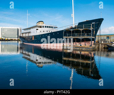 MV Fingal, Ehemalige Leuchtturm Ausschreibung, luxuriöses 5 Sterne floating Hotel in Leith Docks, Edinburgh, Schottland, die konvertiert wird, UK mit Wasser Reflexionen Stockfoto