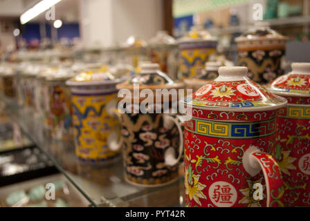 Ein Bündel von chinesischem Porzellan. Einkaufen in China Town. Stockfoto