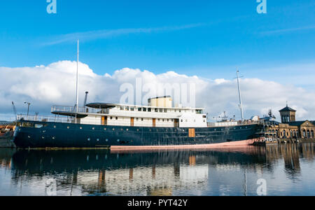 MV Fingal, Ehemalige Leuchtturm Ausschreibung, luxuriöses 5 Sterne floating Hotel in Leith Docks, Edinburgh, Schottland, die konvertiert wird, UK mit Wasser Reflexionen Stockfoto