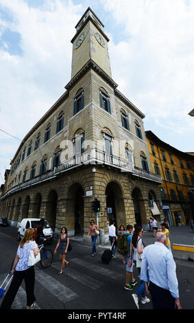 Fußgänger Lungarno Galileo Galilei in Pisa, Italien Stockfoto