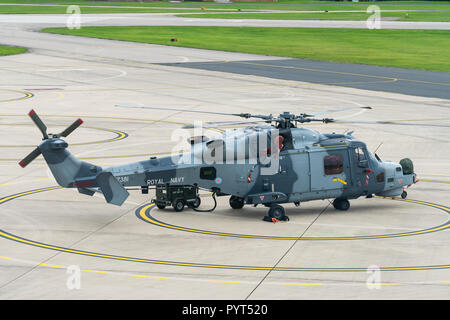 Die Royal Navy AgustaWestland AW159 Wildcat HMA 2 Lynx auf dem Vorfeld von RNAS Yeovilton, Somerset, England geparkt Stockfoto