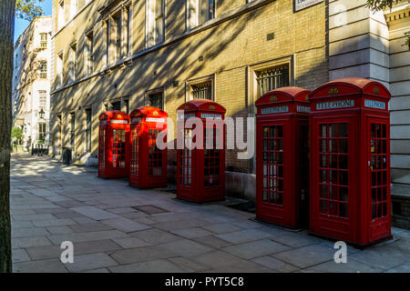 5 rote Telefonzellen und Skulptur in Covent Garden, London England United Kingdom Stockfoto