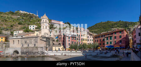 Panoramablick auf das historische Zentrum von Vernazza, Cinque Terre, Ligurien, Italien Stockfoto