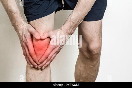 Schmerzen im Knie eines Menschen. Verletzungen des Knies in der Athleten. Meniskus. Stockfoto