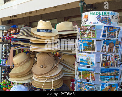 Strohhüte und Postkarten zum Verkauf in Souvenir Shop, Funchal, Madeira, Portugal Stockfoto