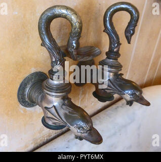 Zierpflanzen Badewanne Taps in Villa Kerylos an der französischen Riviera Stockfoto