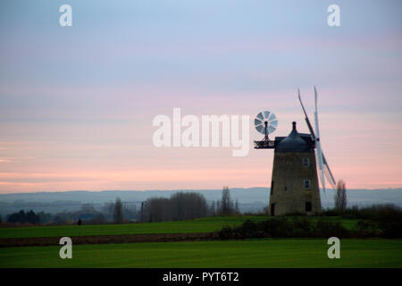 Große Haseley Mühle Silhouette gegen Abend Himmel bei Sonnenuntergang, in der Nähe von Great Milton, Oxfordshire Stockfoto