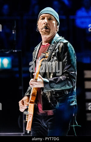 U2 spielt die O2 Arena am Dienstag, dem 23. Oktober 2018 in der O2 Arena in London statt. Im Bild: Die Kante, David Howell Evans. Bild von Julie Edwards. Stockfoto