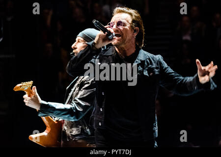 U2 spielt die O2 Arena am Dienstag, dem 23. Oktober 2018 in der O2 Arena in London statt. Im Bild: Bono, Paul David Hewson, Edge, David Howell Evans. Bild von Julie Edwards. Stockfoto