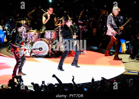 U2 spielt die O2 Arena am Dienstag, dem 23. Oktober 2018 in der O2 Arena in London statt. Im Bild: Bono, the Edge, Adam Clayton, Larry Mullen jr. Bild von Julie Edwards. Stockfoto