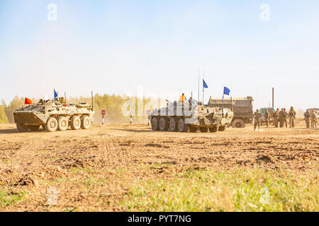 Gruppe von Soldaten auf Panzern auf den Outdoor auf Armee Übungen. Krieg, Militär, Technik und Mensch. Stockfoto