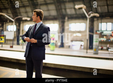 Junge Unternehmer warten am Bahnsteig. Stockfoto