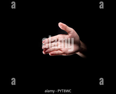 Männliche Hände mit Öffnen Sie Palm bieten auf Handshake über dunklen Hintergrund Stockfoto
