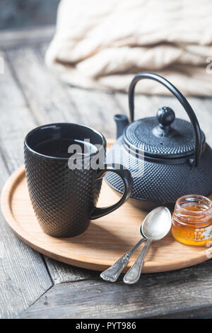 Kaffee Tasse mit Tee auf einem Tablett Stockfoto