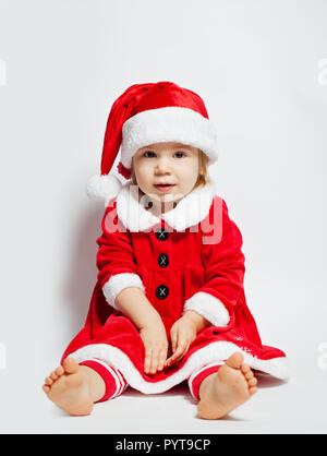 Kind, Mädchen in Santa Hut auf weißem Hintergrund Stockfoto