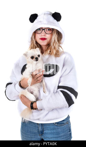 Frau und Chihuahua vor weißem Hintergrund Stockfoto