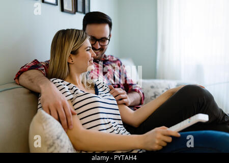 Glückliches Paar Fernsehen in Ihrem Haus Stockfoto