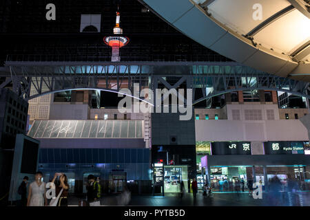 Reflexion der Kyoto Tower in Windows von Kyoto Bahnhof Stockfoto