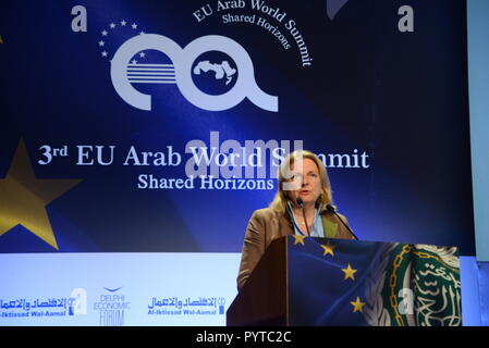 Athen, Griechenland. 29 Okt, 2018. Karin Kneissl, Bundesminister für Europa, Integration und Auswärtige Angelegenheiten der Republik Österreich, der österreichischen Präsidentschaft des Rates der Europäischen Union, in ihrer Rede. Credit: Dimitrios Karvountzis/Pacific Press/Alamy leben Nachrichten Stockfoto