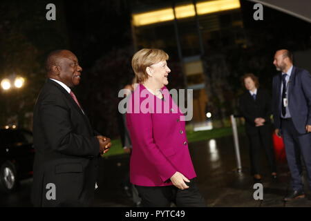 Berlin, Deutschland. 29 Okt, 2018. Angela Merkel willkommen der Präsident der Republik Südafrika, Cyril Ramaphosa auf dem roten Teppich in den Hof der Bundeskanzlei. Quelle: Simone Kuhlmey/Pacific Press/Alamy leben Nachrichten Stockfoto