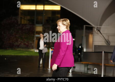 Berlin, Deutschland. 29 Okt, 2018. Angela Merkel willkommen der Präsident der Republik Südafrika, Cyril Ramaphosa auf dem roten Teppich in den Hof der Bundeskanzlei. Quelle: Simone Kuhlmey/Pacific Press/Alamy leben Nachrichten Stockfoto