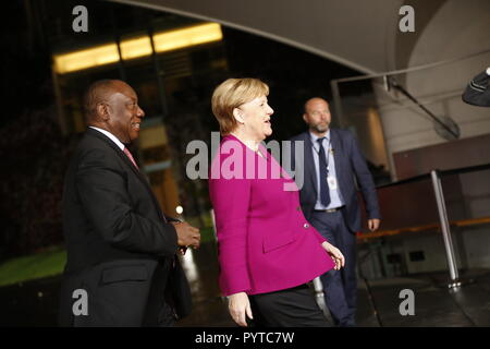 Berlin, Deutschland. 29 Okt, 2018. Angela Merkel willkommen der Präsident der Republik Südafrika, Cyril Ramaphosa auf dem roten Teppich in den Hof der Bundeskanzlei. Quelle: Simone Kuhlmey/Pacific Press/Alamy leben Nachrichten Stockfoto