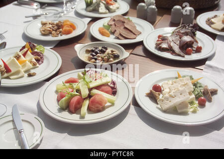 Aus der Nähe von essen Anordnung auf türkisches Frühstück Tabelle Stockfoto