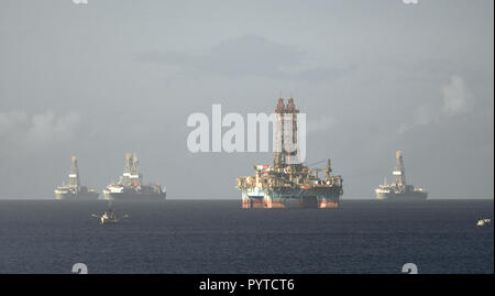 Offshore Oil Rig und Bohrschiffe in Chaguaramas Bay, Trinidad und Tobago auf Öl Industrie Projekt am Meer. Stockfoto