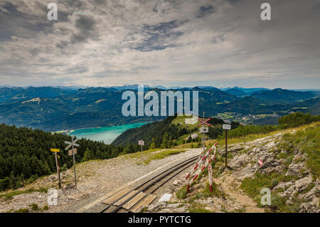 Alpine rack Railway Track zu Schafberg, wo Steam Train Touristen auf einen Berg in den österreichischen Alpen in der Nähe von Salzburg nimmt Stockfoto