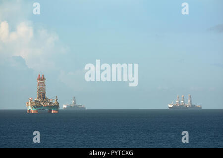 Offshore Oil Rig und Bohrschiffe in Chaguaramas Bay, Trinidad und Tobago auf Öl Industrie Projekt am Meer. Stockfoto