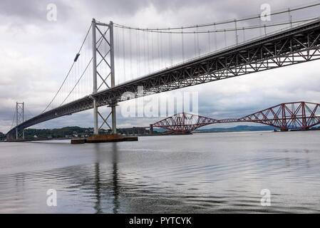 Die alte Forth Road Bridge und die Forth Eisenbahnbrücke über den Firth-of-Forth in Queensferry, Edinburgh, Schottland, Vereinigten Königreich Großbritannien Stockfoto