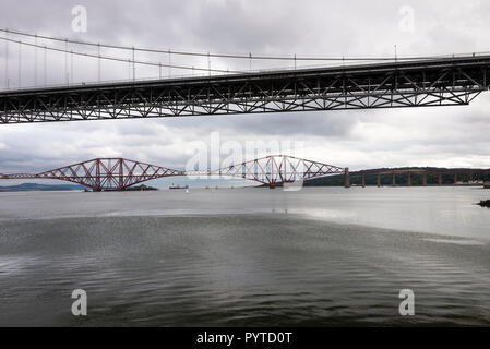 Die alte Forth Road Bridge und die Forth Eisenbahnbrücke über den Firth-of-Forth in Queensferry, Edinburgh, Schottland, Vereinigten Königreich Großbritannien Stockfoto