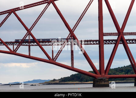 Ein Personenzug überquert die Forth Eisenbahnbrücke über den Firth von weiter in der Nähe von South Queensferry Edinburgh Schottland Vereinigtes Königreich Großbritannien Stockfoto