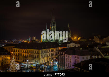 Malerischer Blick auf Weihnachten Brünn Zelny trh und Zentrum, die Kathedrale Saint Peter Stockfoto