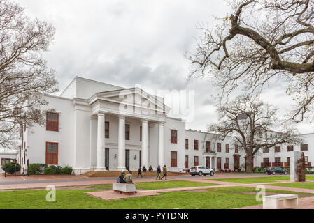 Stellenbosch, Südafrika, 16. August 2018: Das historische Rathaus in Plein Straße in Stellenbosch in der Western Cape Provinz. Personen und Fahrzeuge Stockfoto