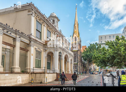 Kapstadt, Südafrika, 17. AUGUST 2018: Eine Ansicht von Greenmarket Square in Kapstadt in der Western Cape Provinz. Die iziko Old Town House Museum und Stockfoto