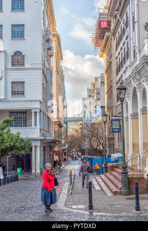 Kapstadt, Südafrika, 17. August 2018: Der Blick von Greenmarket Square in Kapstadt über Longmarket Street in Richtung Devils Peak. Menschen sind sichtbar Stockfoto