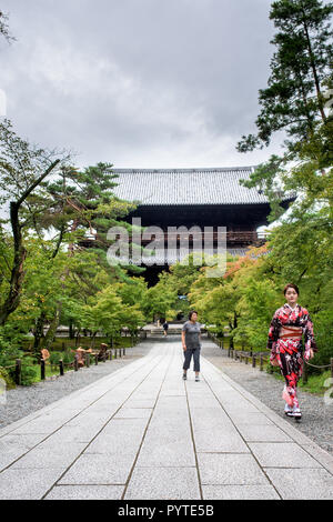 Geisha in den Straßen von Kyoto, Japan Stockfoto