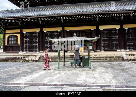 Geisha in den Straßen von Kyoto, Japan Stockfoto