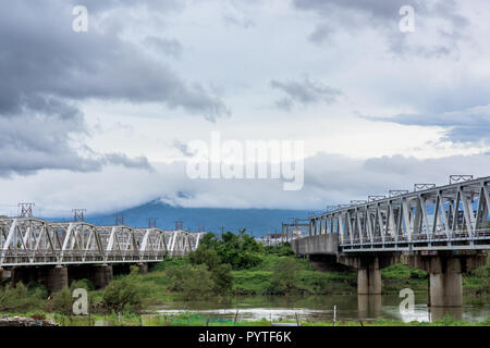 Brücke über Fluss Yoshimine in Kyoto. Stockfoto