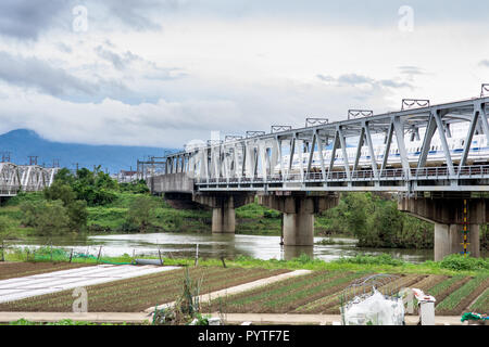 Brücke mit dem shinkansen über Yoshimine Fluss in Kyoto. Stockfoto