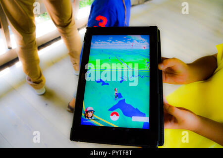 Spielen Pokemon auf einem Tablet in Himeji in Japan 2016 Stockfoto
