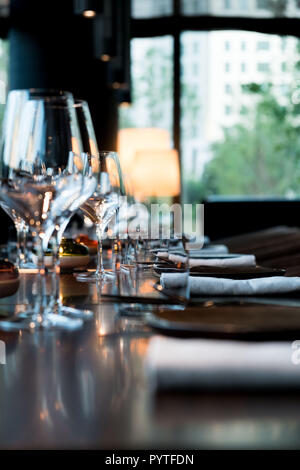 Luxuriöse Restaurant Gastronomie Szene Gläser auf dem Tisch Dekoration Stockfoto