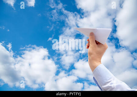 Geschäftsmann Hand, die eine neue Ebene auf Himmel Hintergrund. Stockfoto
