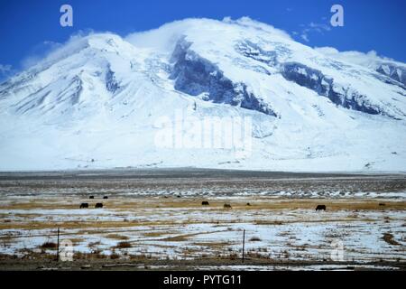 Schöne Landschaft mit schneebedeckten Berge im Karakorum Highway in Xinjiang, China Stockfoto